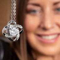 Un regalo brillante de amor – Collar Nudo de Amor para tu preciosa hija