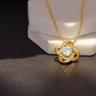 Amor que nunca se desvanece: collar de corazón para hija — Collar Nudo de Amor, acabado en oro blanco de 14k