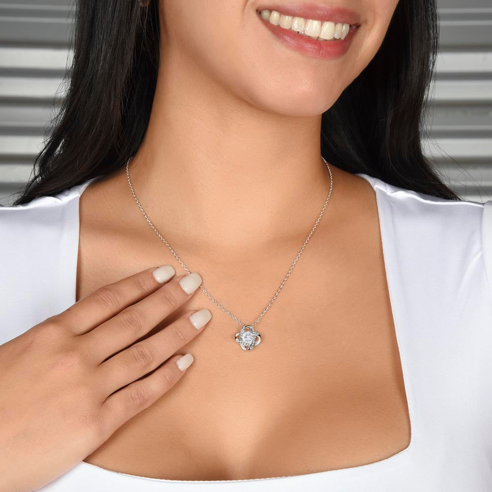 Amor que nunca se desvanece: collar de corazón para hija — Collar Nudo de Amor, acabado en oro blanco de 14k