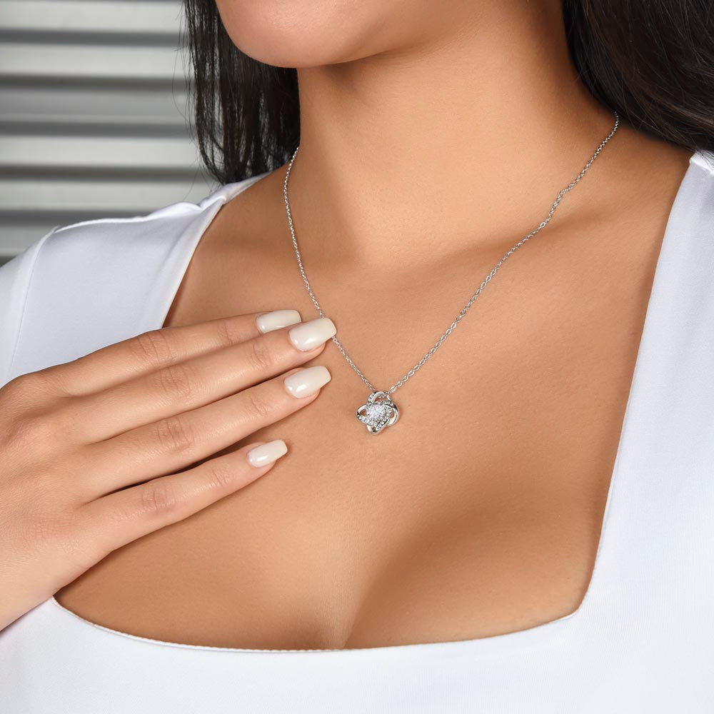 Amor que nunca se desvanece: collar de corazón para hija — Collar Nudo de Amor, acabado en oro blanco de 14k