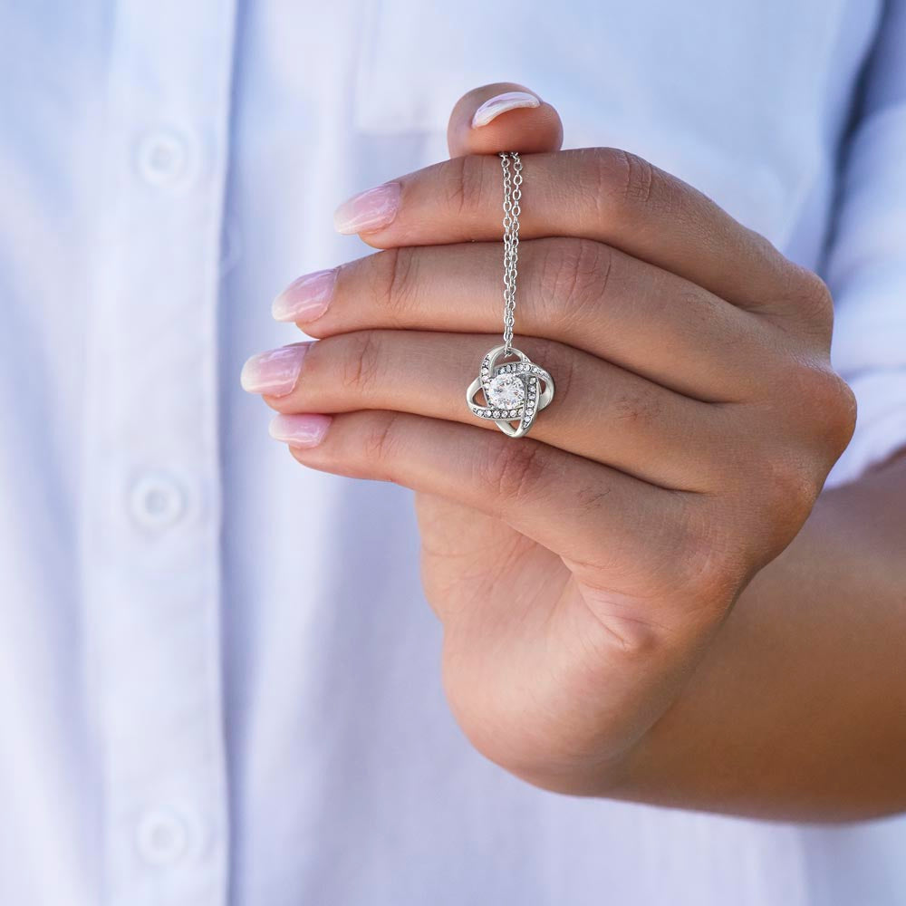 Un regalo brillante de amor – Collar Nudo de Amor para tu preciosa hija