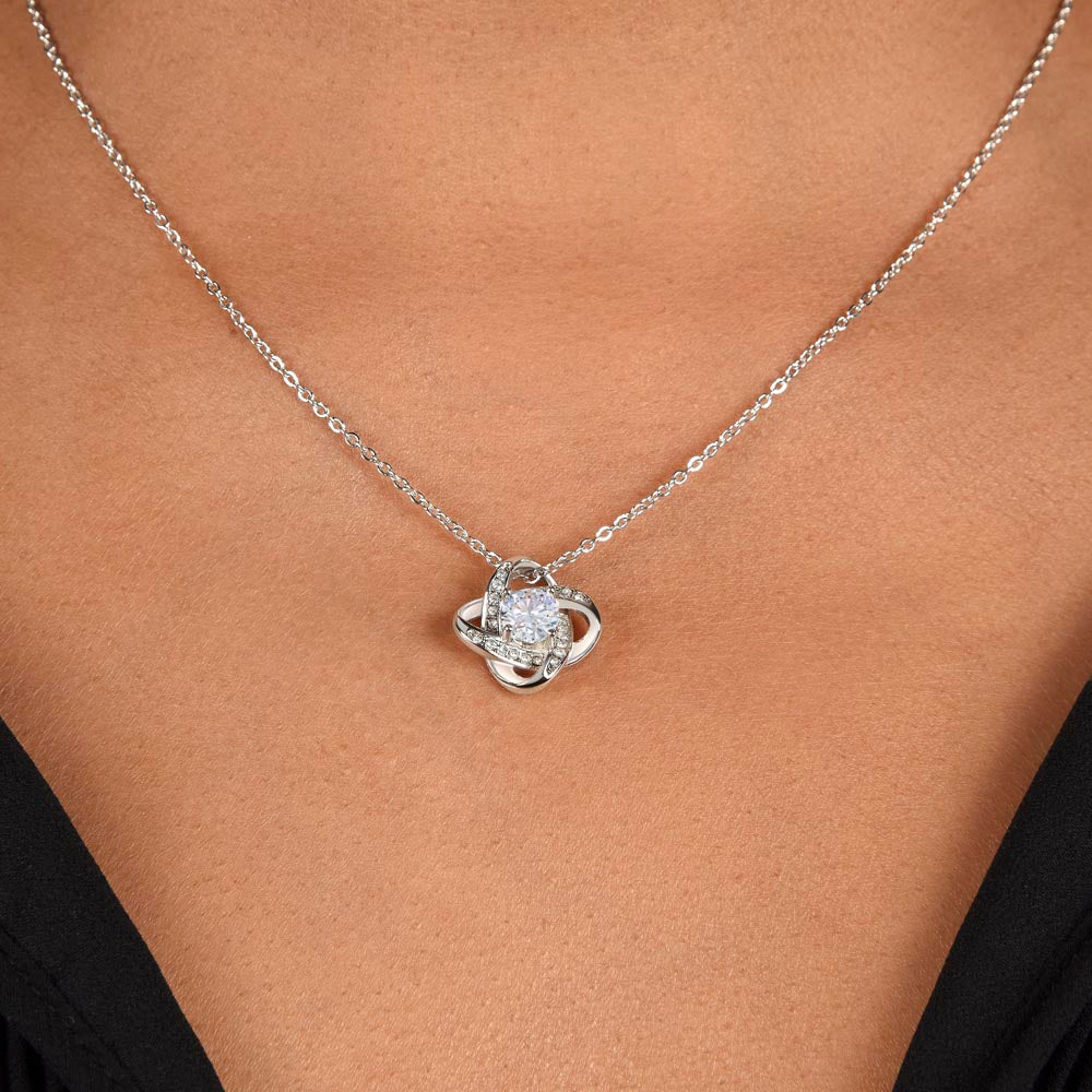 Un regalo brillante de amor – Collar Nudo de Amor para tu preciosa hija