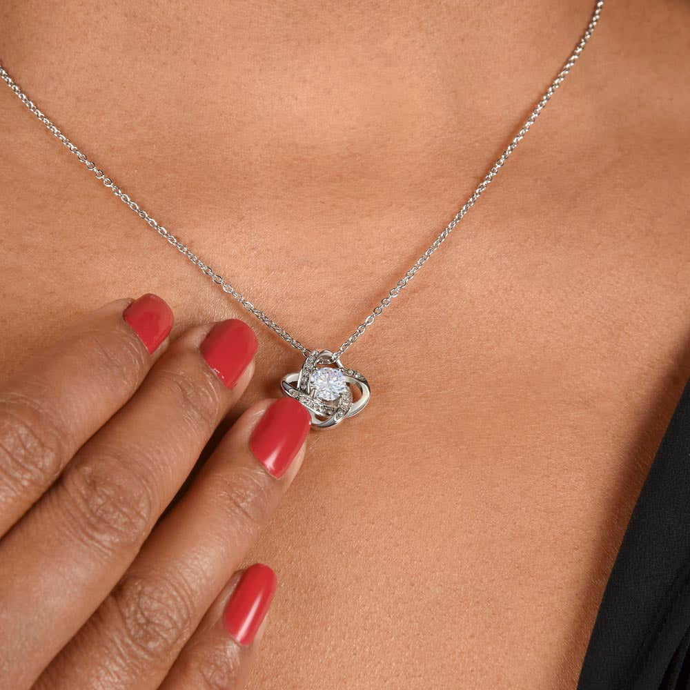 Un regalo brillante de amor – Collar Nudo de Amor para tu preciosa hija