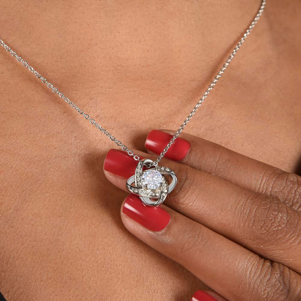 Un regalo brillante de amor – Collar Nudo de Amor para tu preciosa hija