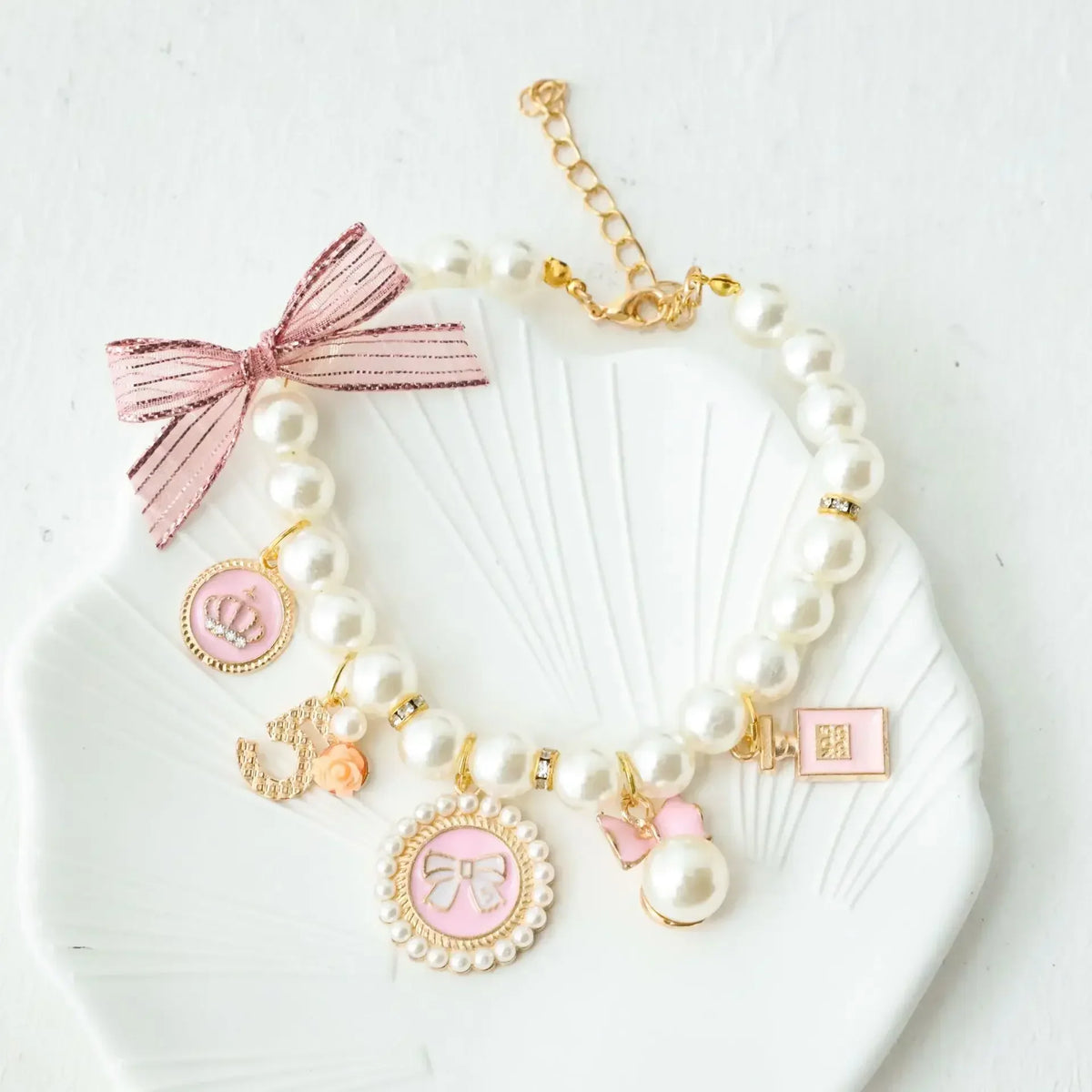 Elegante collar de perlas para mascotas