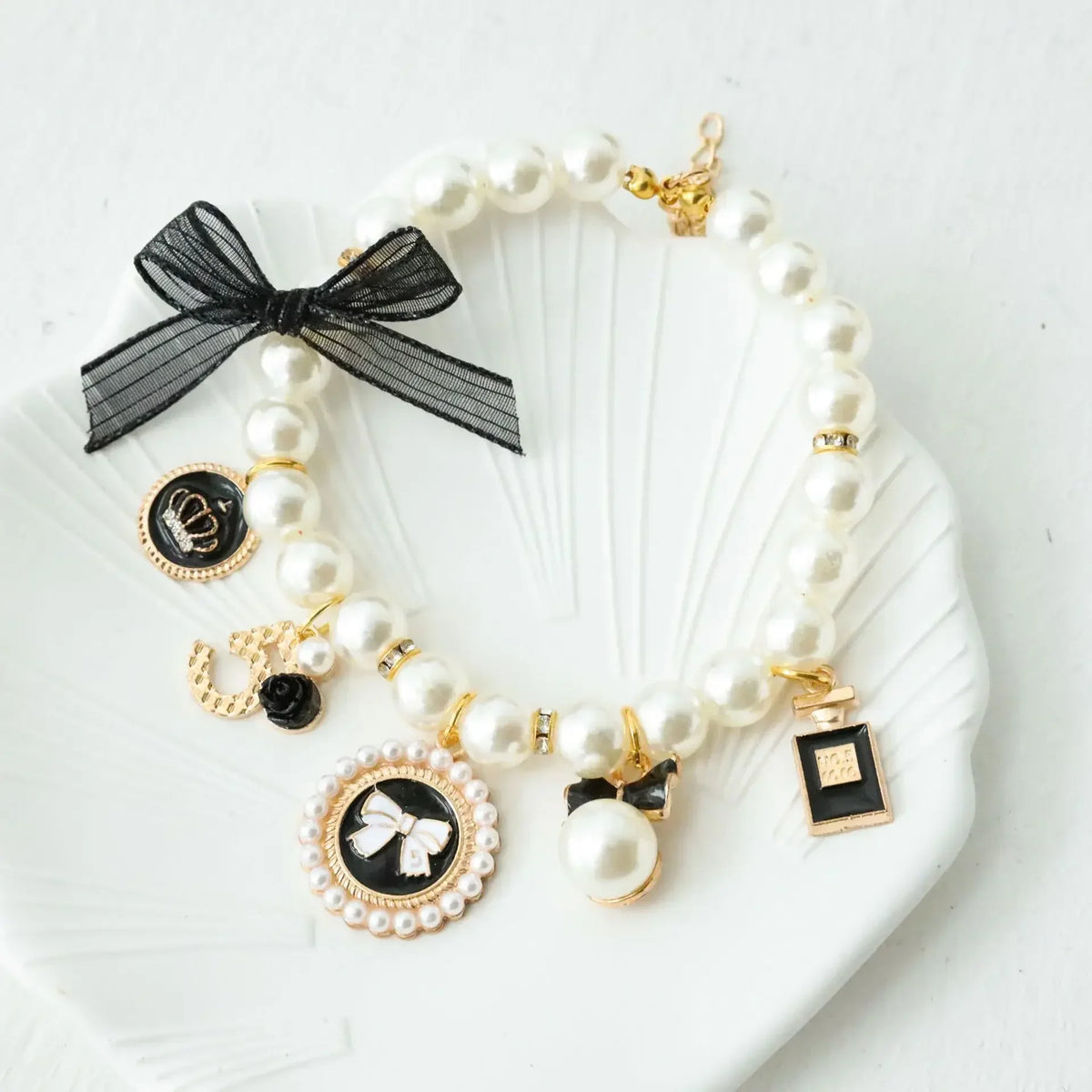 Elegante collar de perlas para mascotas