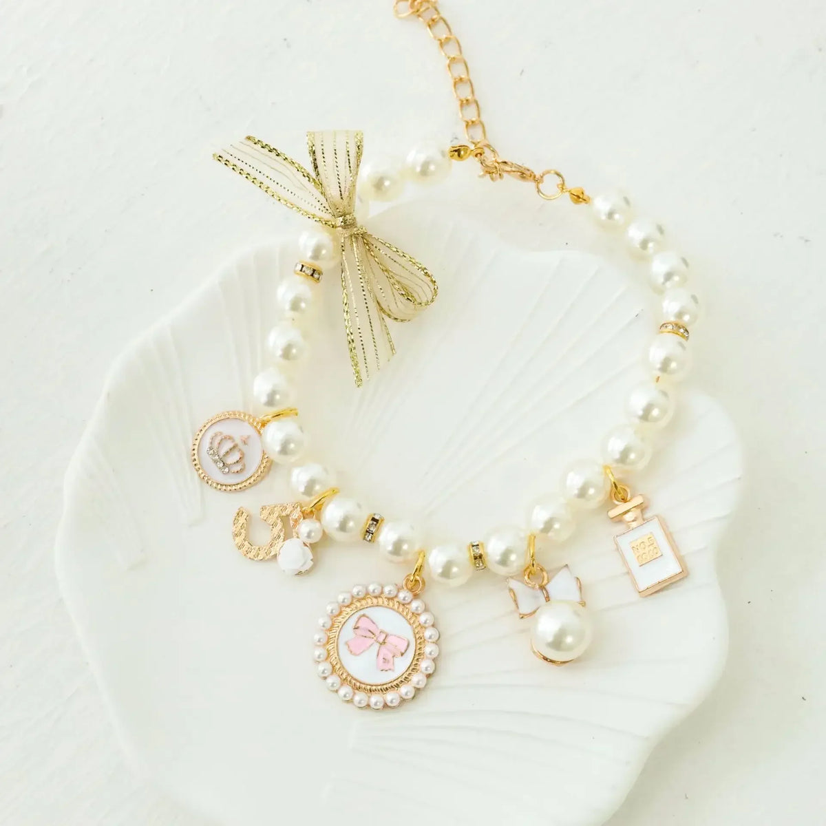 Elegante collar de perlas para mascotas
