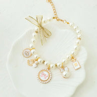 Elegante collar de perlas para mascotas