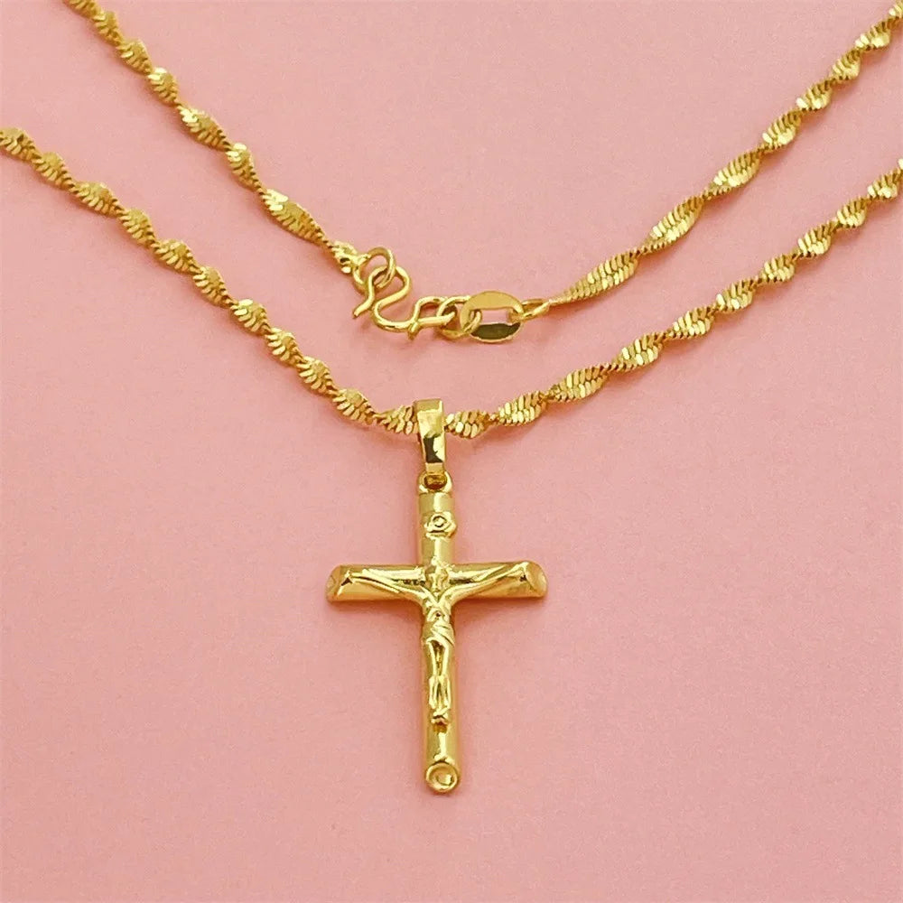 Elegante collar de cruz de oro