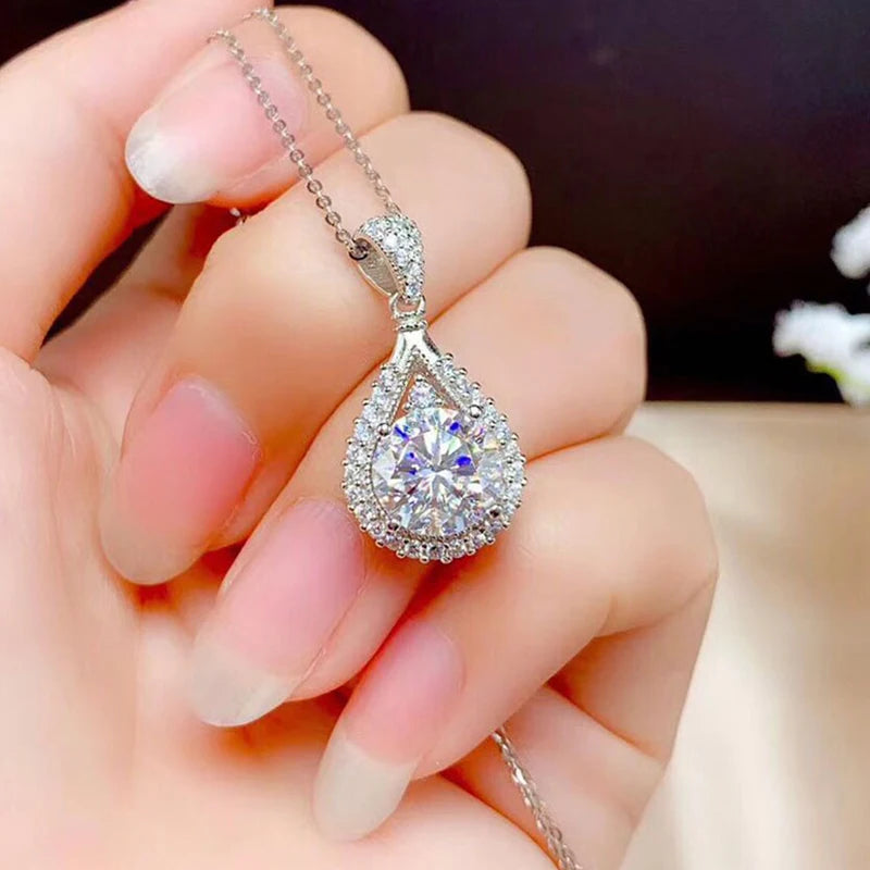 Collar con Gota de Agua Brillante