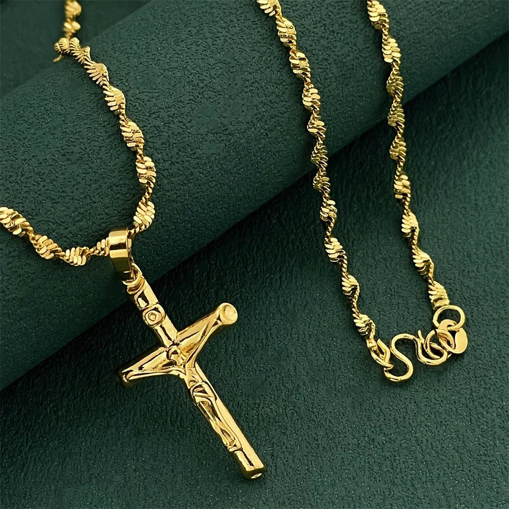 Elegante collar de cruz de oro