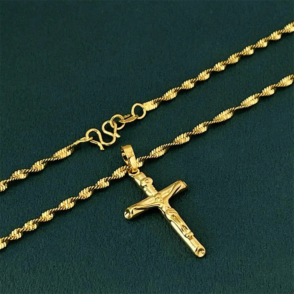 Elegante collar de cruz de oro