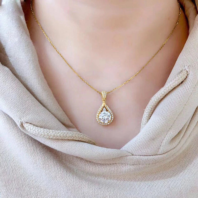 Collar con Gota de Agua Brillante