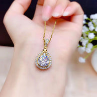Collar con Gota de Agua Brillante
